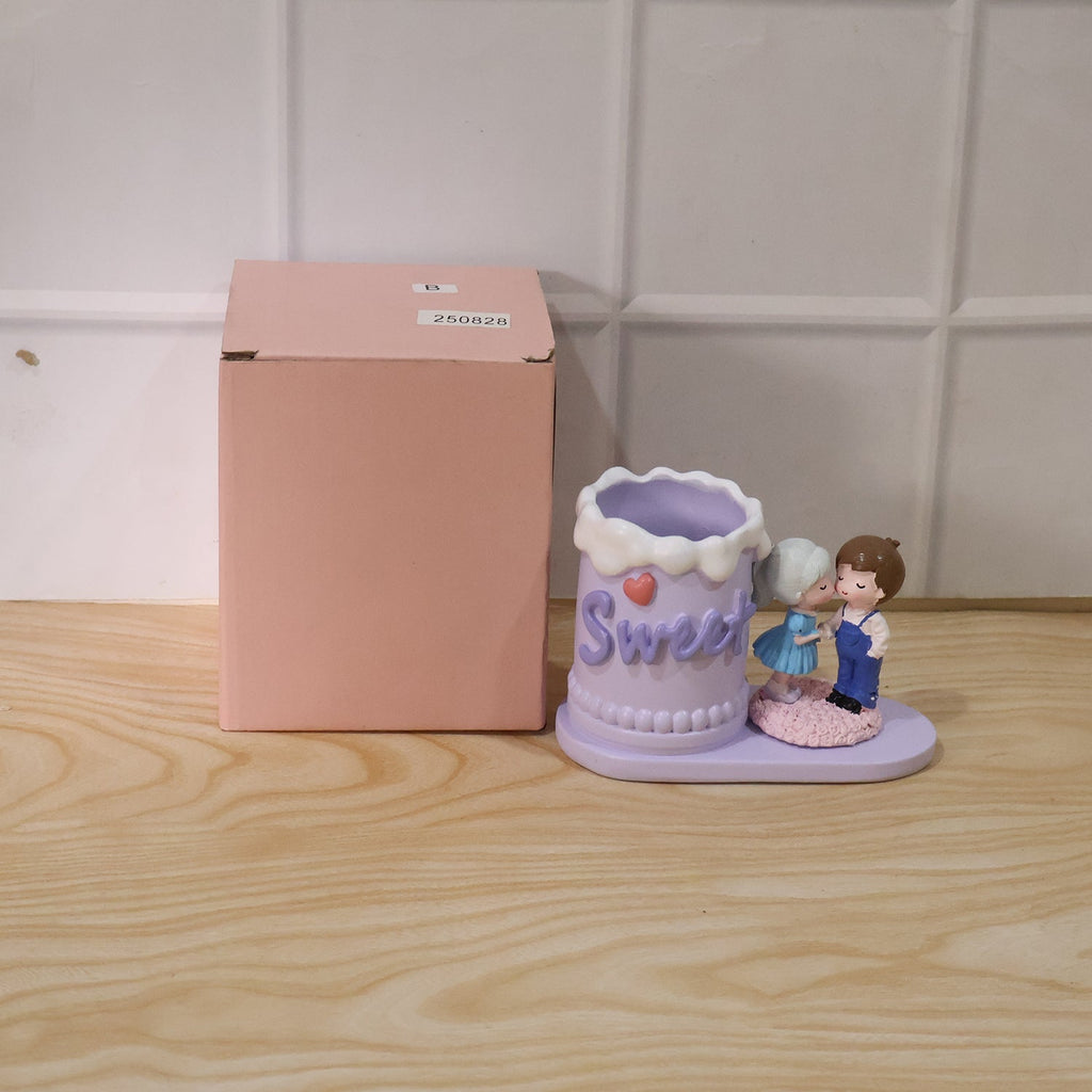 Sweet Couple Pen Holder Stand Cute Resin Desk Organizer Pencil Cup (1 Pc)