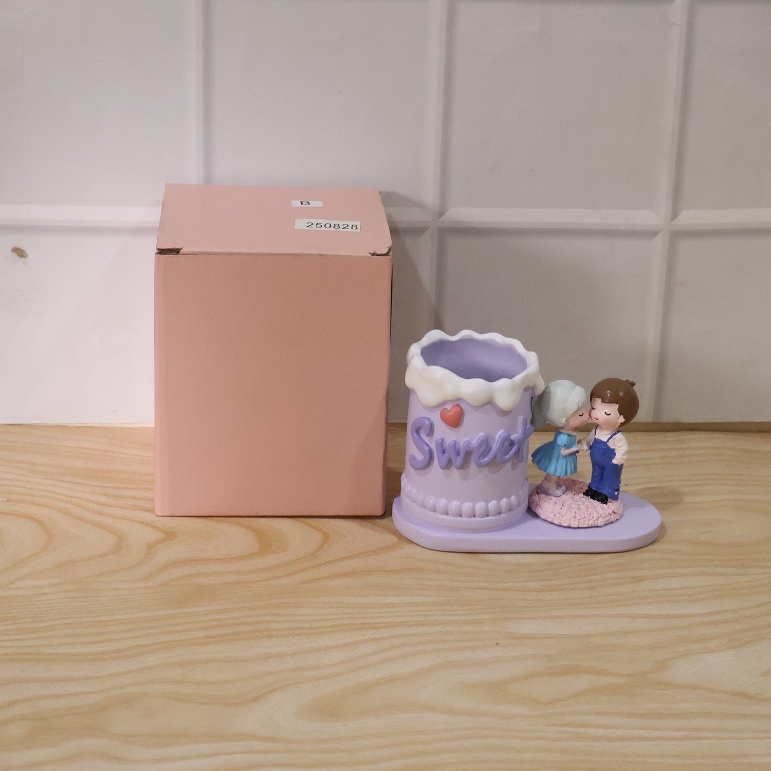 Sweet Couple Pen Holder Stand Cute Resin Desk Organizer Pencil Cup (1 Pc)