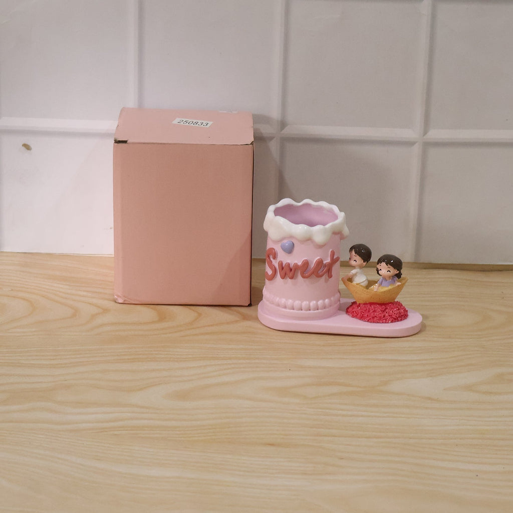 Romantic Love Couple Pen Holder Stand Resin Desk Organizer Pencil Cup (1 Pc)